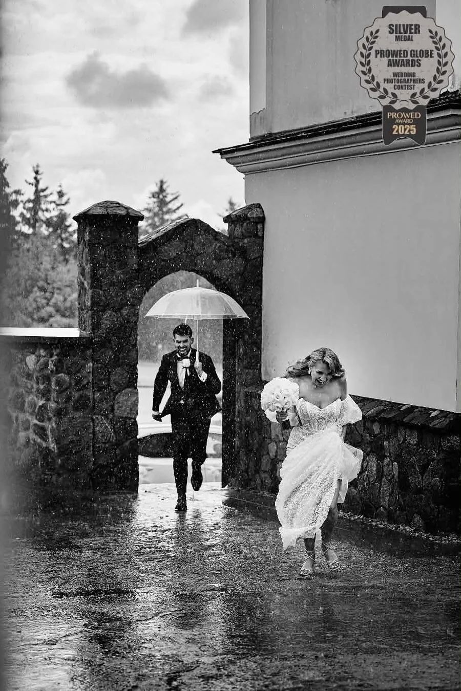 Nagrodzona fotografia ślubna — para młoda biegnąca w deszczu, srebrny medal Prowed Globe Awards 2025